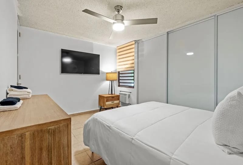 Esta habitación moderna está diseñada para relajarse y cuenta con una cama grande con almohadas mullidas y un práctico y elegante equipo multimedia para el entretenimiento.