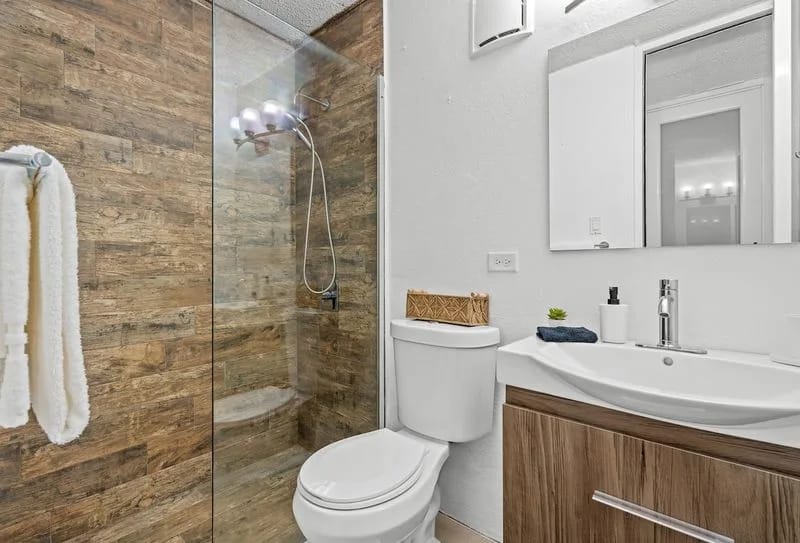 Renueva tus energías después de explorar en el baño limpio y bien diseñado de nuestro Airbnb.