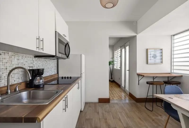 Cocina moderna con encimeras de madera