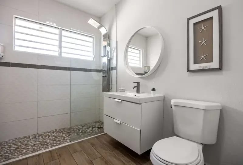 Baño moderno con espejo redondo
