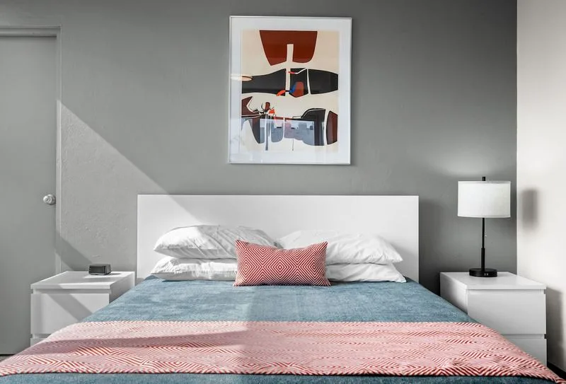 Entra en un refugio apacible diseñado para tu máxima relajación. Esta cómoda habitación ofrece un espacio tranquilo para una noche de sueño reparador.