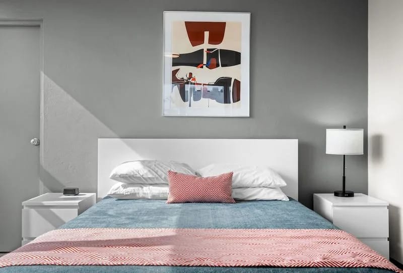 Entra en un refugio apacible diseñado para tu máxima relajación. Esta cómoda habitación ofrece un espacio tranquilo para una noche de sueño reparador.