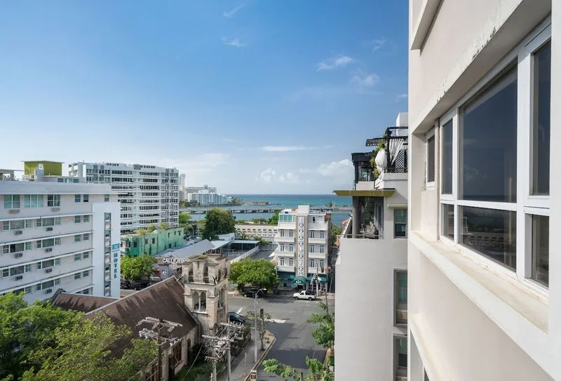 Disfruta de la animada vida de la ciudad desde tu balcón privado, que ofrece una vista refrescante de la arquitectura circundante y una muestra del ambiente local.