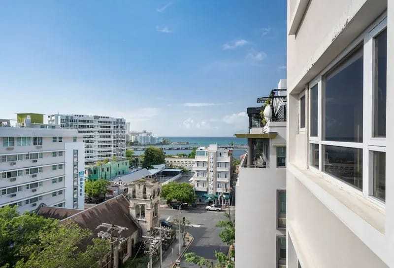 Disfruta de la animada vida de la ciudad desde tu balcón privado, que ofrece una vista refrescante de la arquitectura circundante y una muestra del ambiente local.