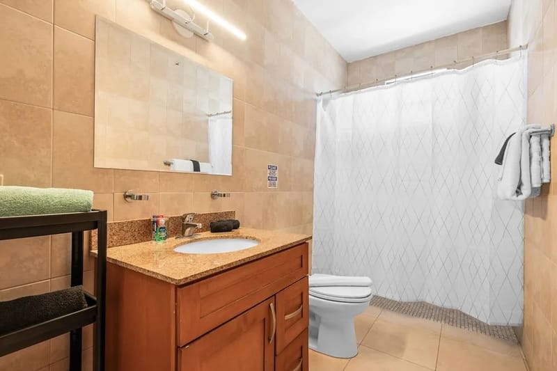 Baño moderno impecablemente limpio. Toallas limpias.