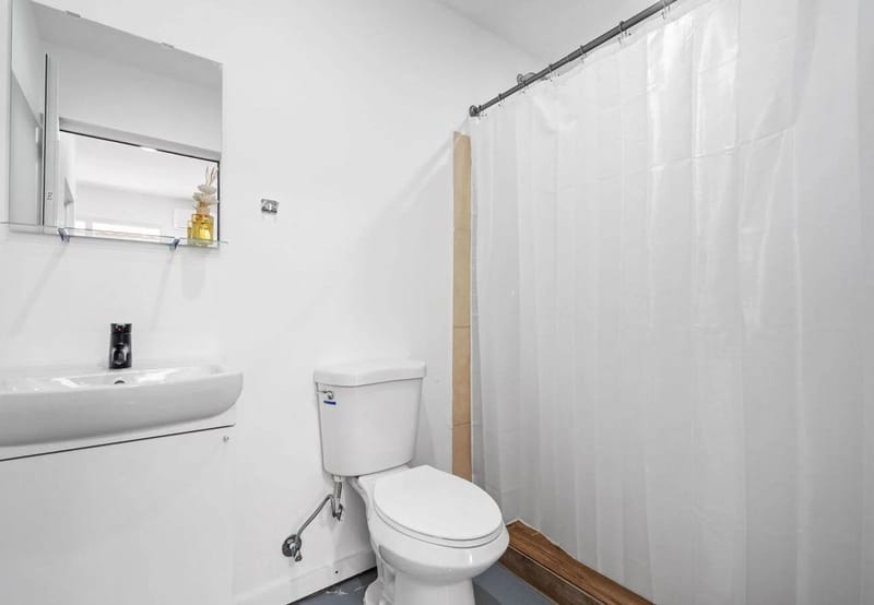 Baño completo con ducha y artículos de aseo nuevos
