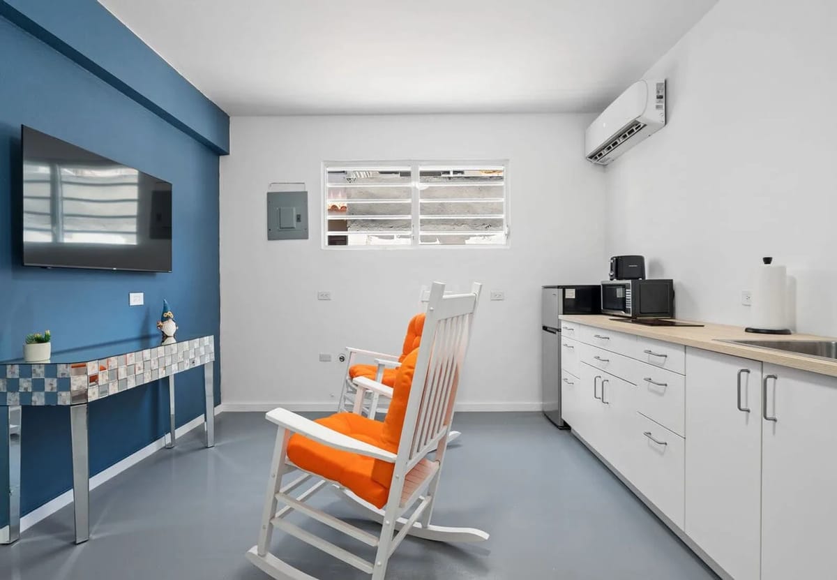 Living area with rocking chairs and smart TV – Condado 1BR