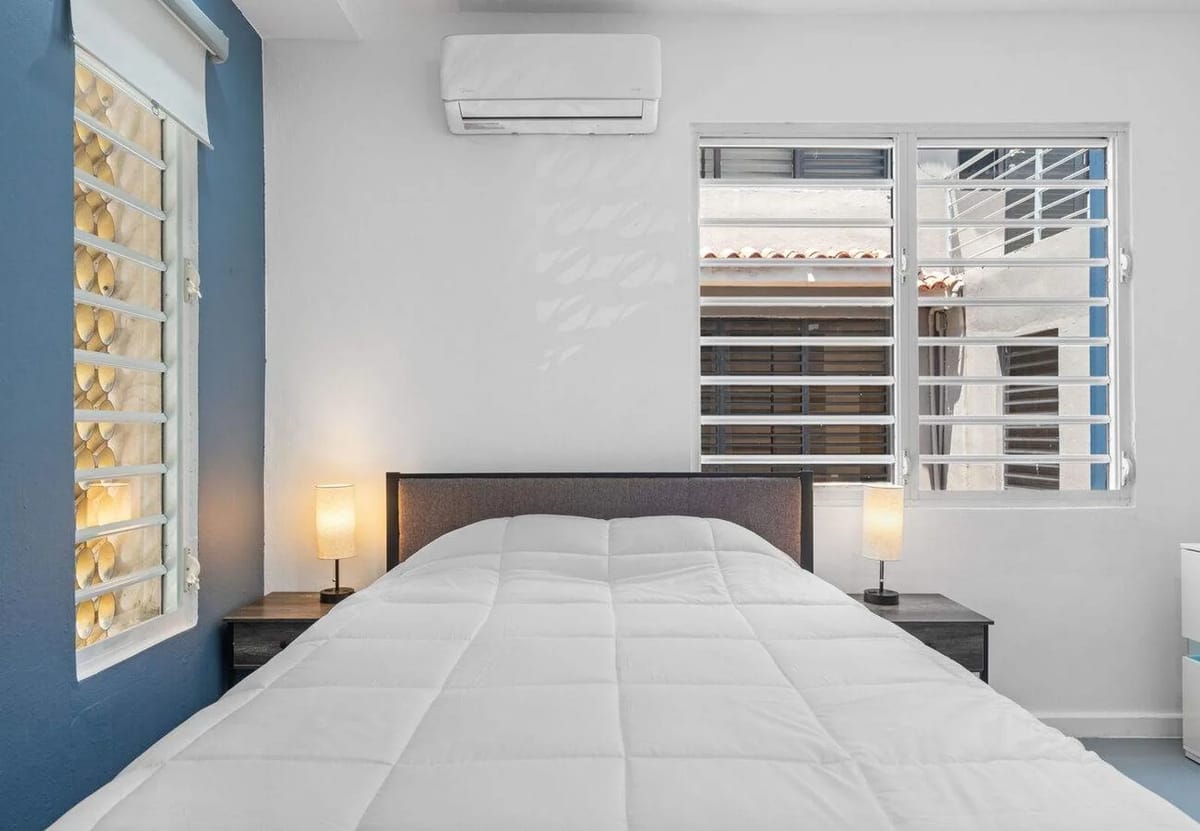 Queen bed with bedside lamps and city light