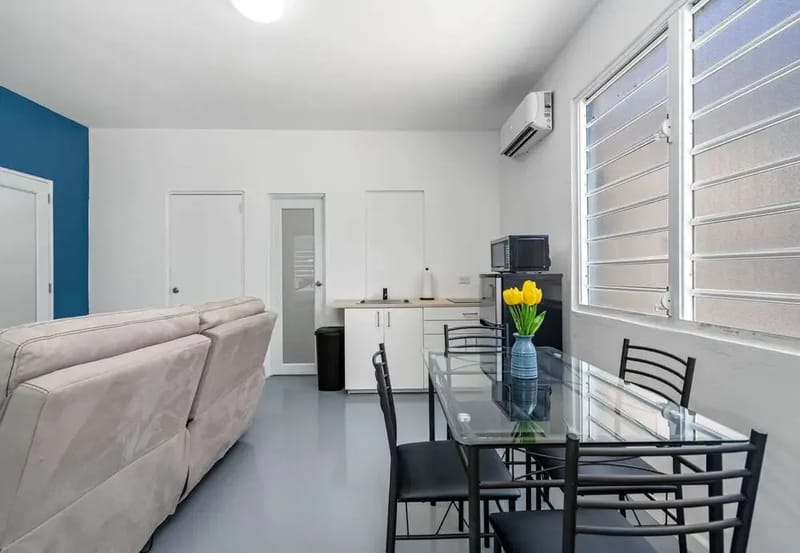 Sala de estar y comedor para cuatro