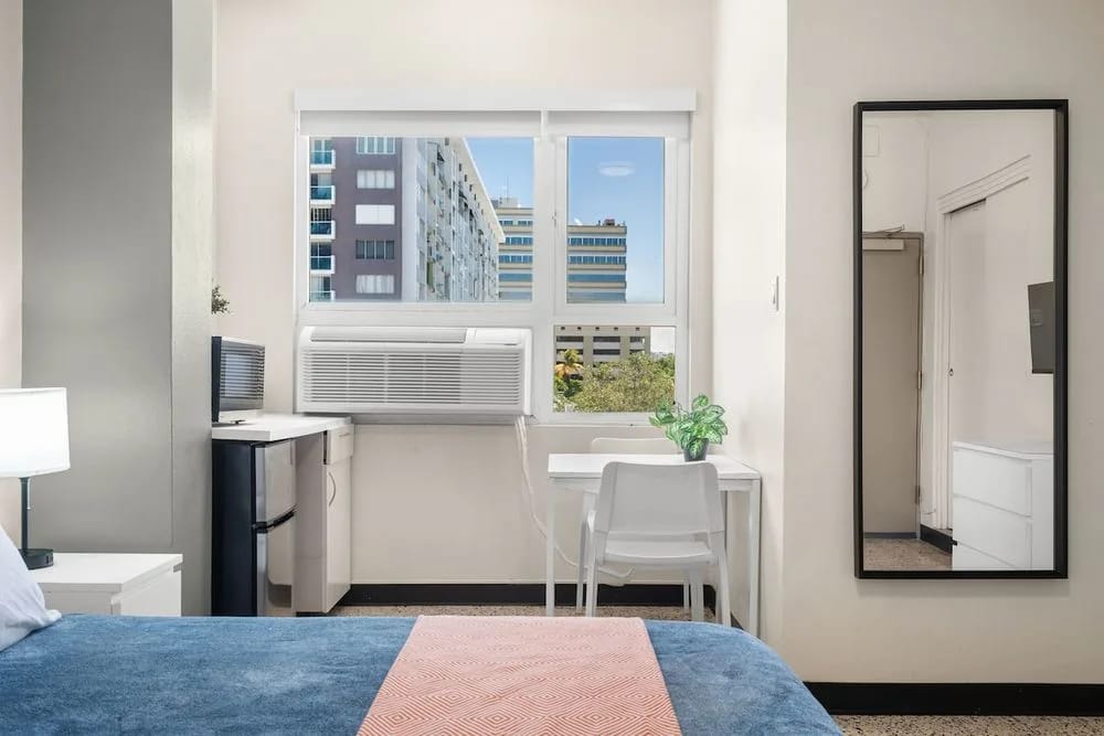 Nuestra habitación, diseñada con esmero, combina un estilo moderno con la máxima comodidad.