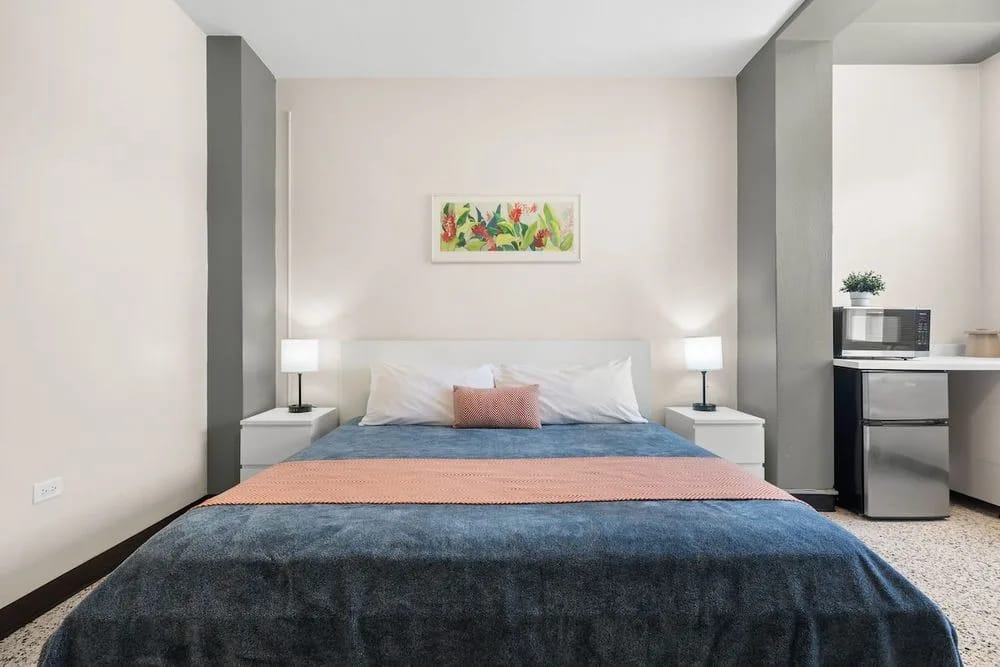 ¡Entre y disfrute de la comodidad y la relajación! Esta habitación luminosa y acogedora ofrece una cama mullida y amplio espacio para descansar después de un día de exploración.