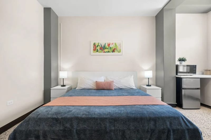 ¡Entre y disfrute de la comodidad y la relajación! Esta habitación luminosa y acogedora ofrece una cama mullida y amplio espacio para descansar después de un día de exploración.