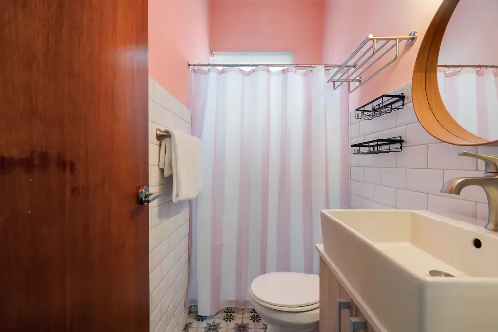 Condado, 2 dormitorios | Piscina, espacio de trabajo y playa a pie 11