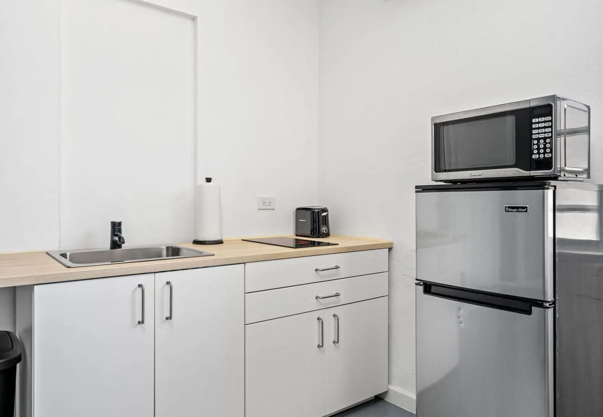 Kitchenette with cooktop, microwave and mini fridge
