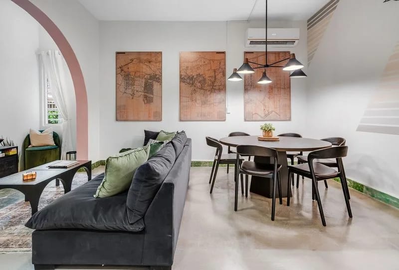 Sala espaciosa con una elegante mesa de comedor, perfecta para compartir comidas y relajarse.
