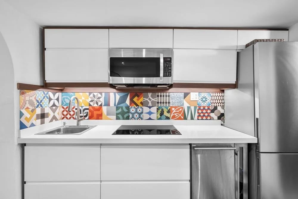 Rincón de café con estilo: área moderna con arte llamativo y diseño minimalista.