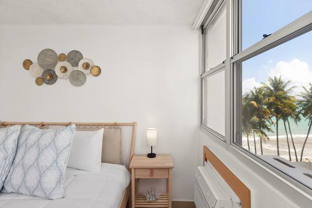 Cama king y vistas a la playa