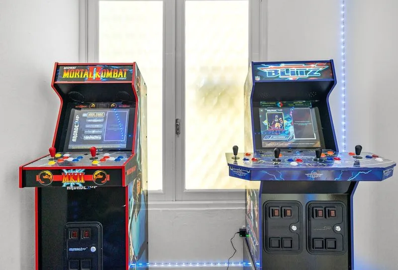 Sala privada de videojuegos arcade retro con dos máquinas de juegos clásicas