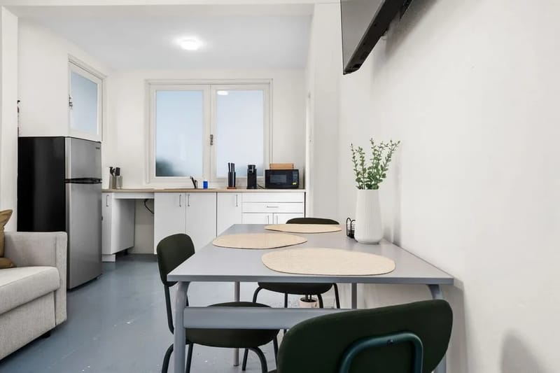 Cocina y mesa de comedor listas para comidas familiares