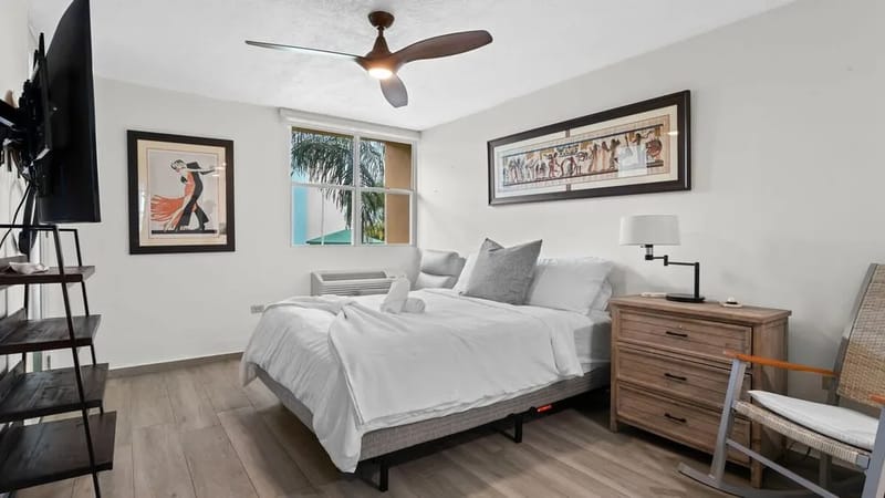 Habitación luminosa y espaciosa con una cama cómoda y luz natural.