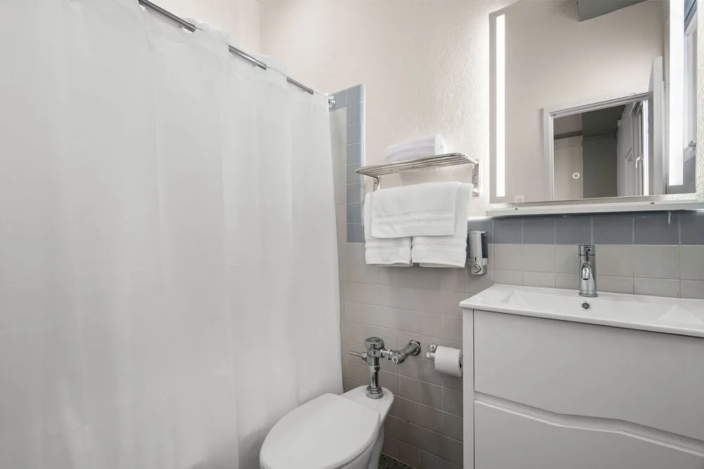 Baño equipado con toallas y artículos esenciales.