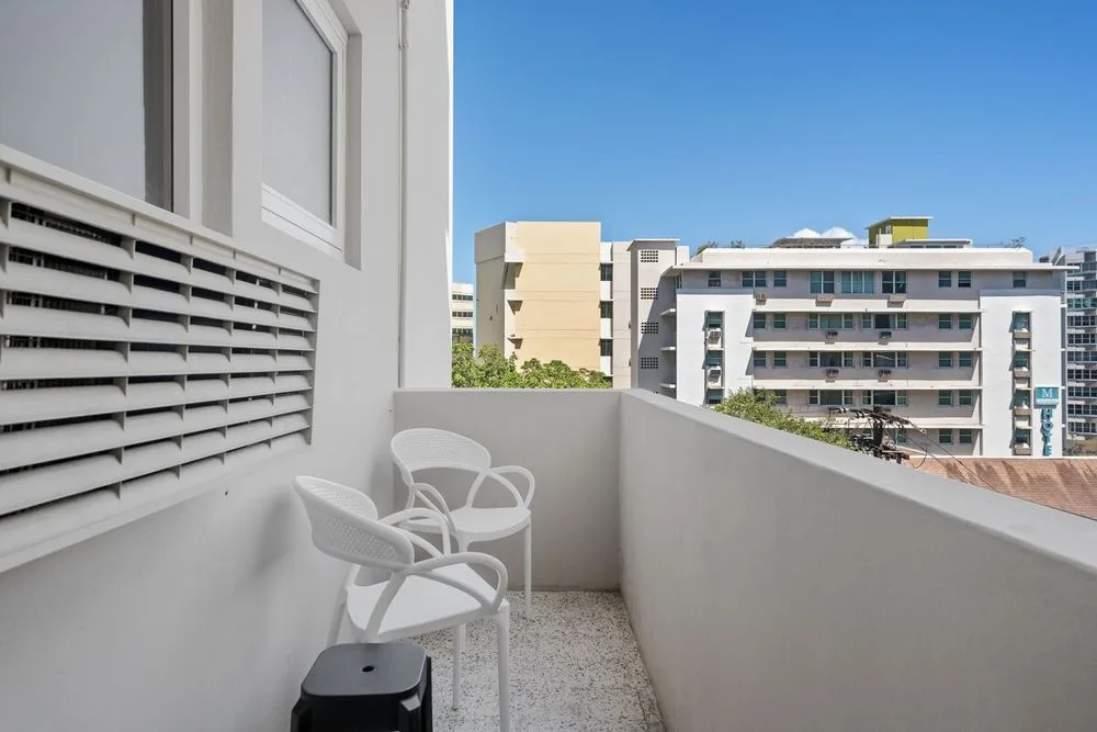 Disfruta del animado paisaje urbano desde tu balcón privado; es adecuado para tomar café por la mañana o bebidas por la noche.