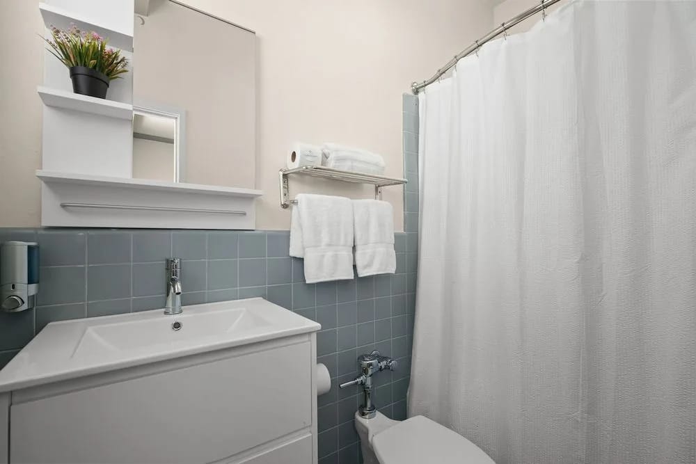 ¡Relucientemente limpio y completamente abastecido! Nuestro baño privado ofrece toallas limpias, artículos de aseo esenciales y un ambiente luminoso e impecable para su comodidad.