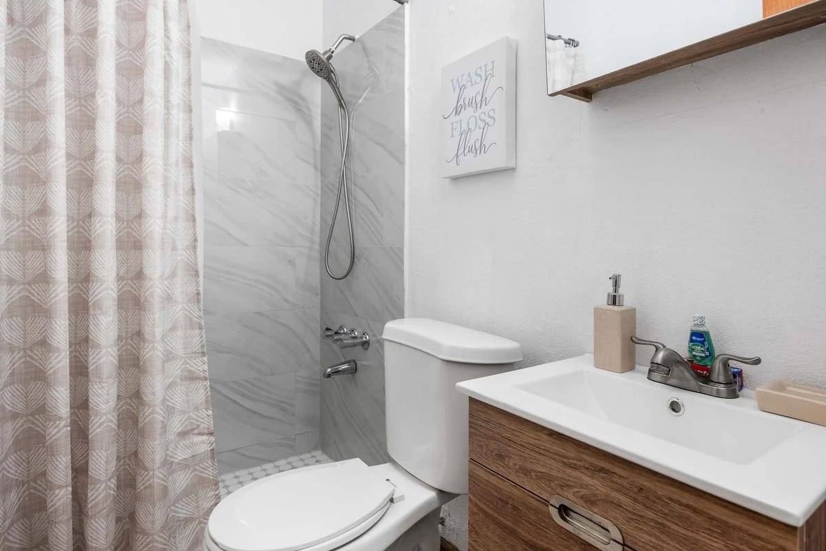 Baño completo con ducha a ras de suelo