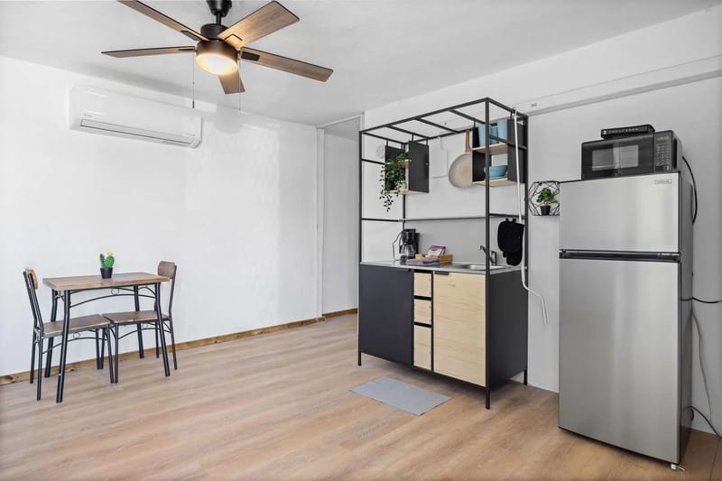 Cocina pequeña con nevera de tamaño completo y comedor para dos