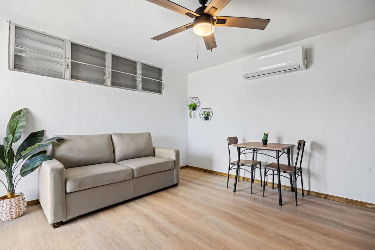 Sala luminosa con sofá cama para un tercer huésped