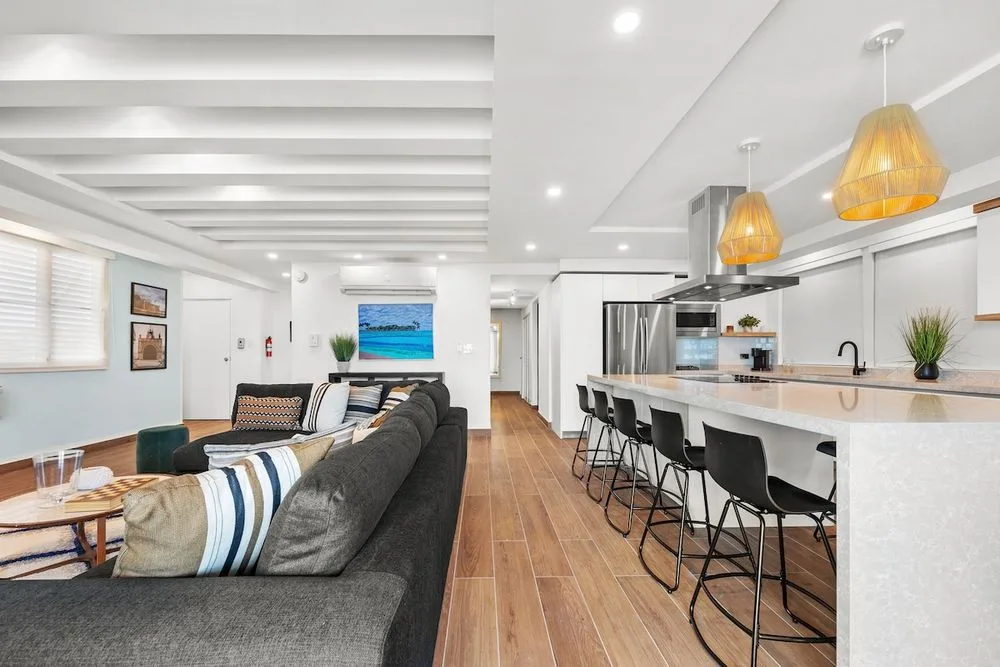 Sala de concepto abierto y cocina de chef – Penthouse en Ocean Park