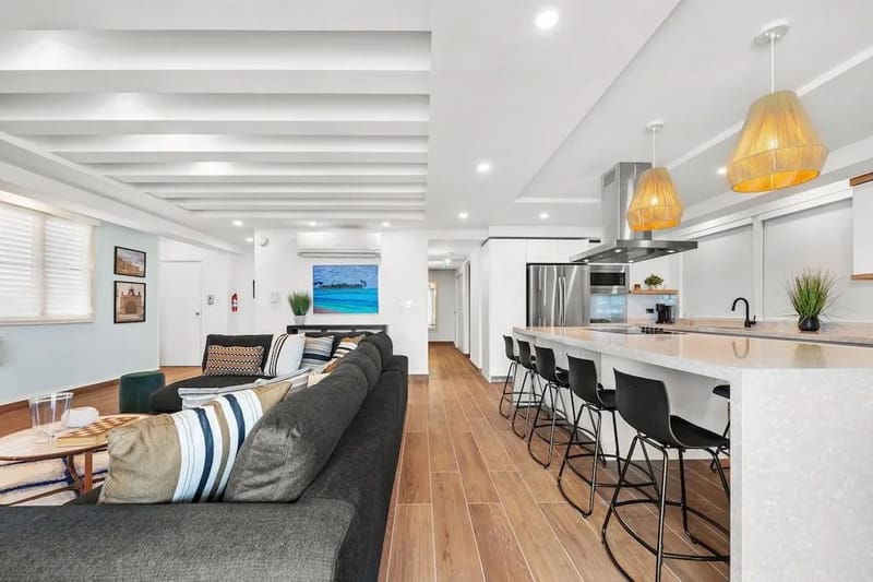 Sala de concepto abierto y cocina de chef – Penthouse en Ocean Park