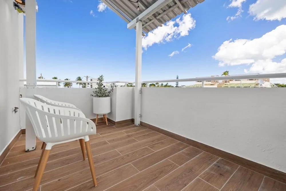Terraza privada del penthouse con asientos al aire libre