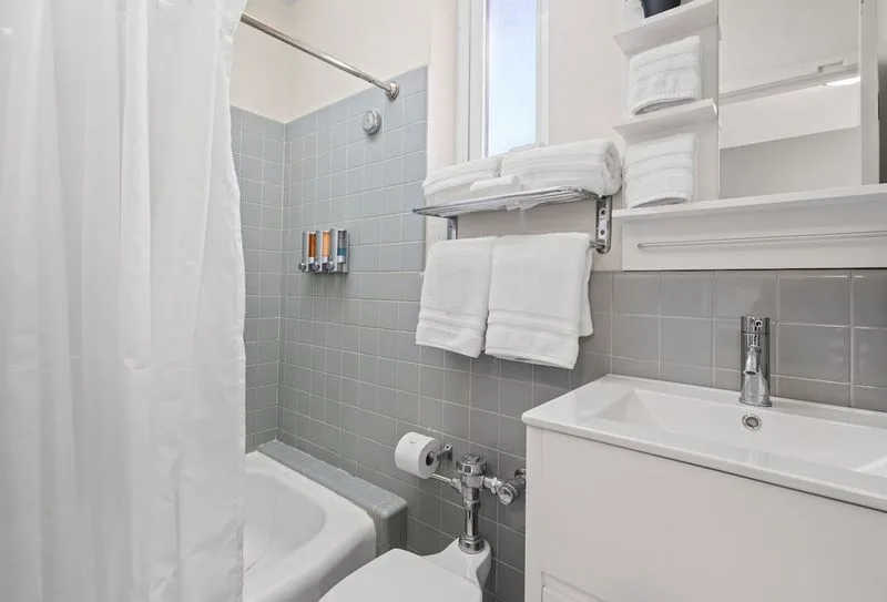 Baño con toallas y área de ducha
