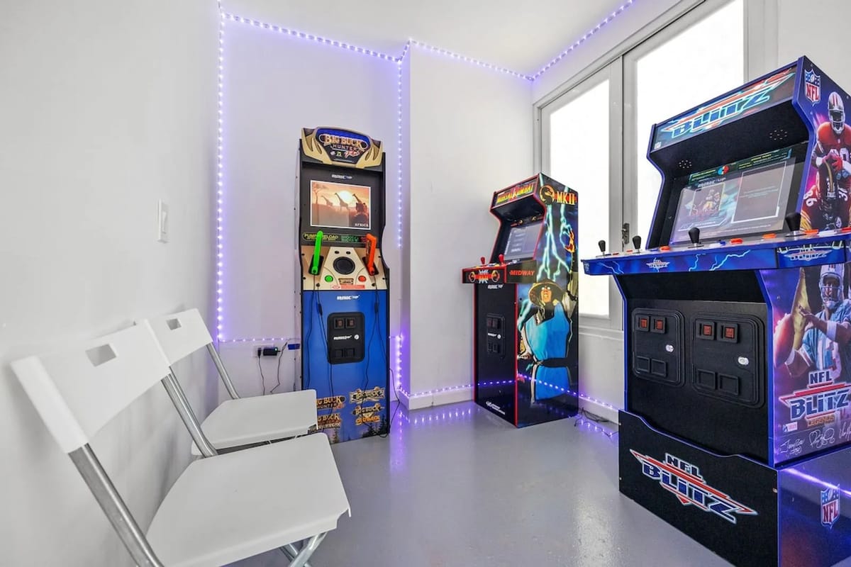 Sala de juegos compartida con máquinas de videojuegos clásicos.