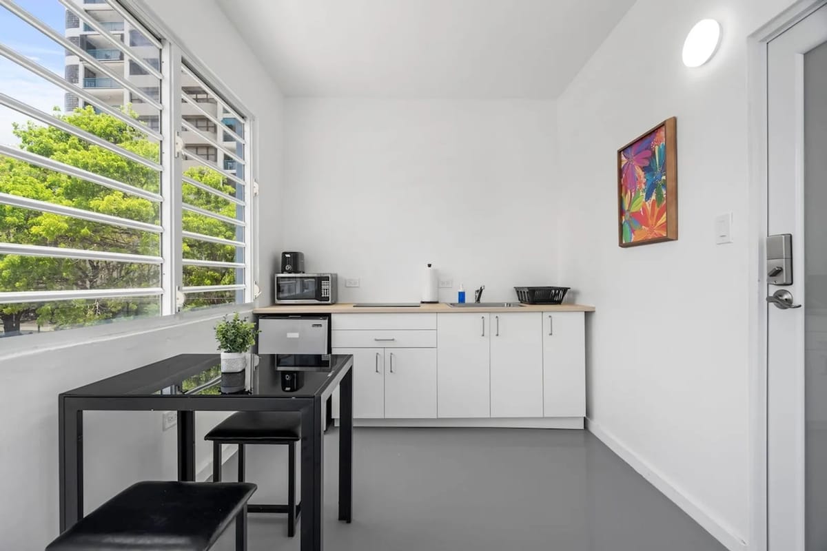 La cocina pequeña, llena de luz, está equipada para preparar desayunos y comidas ligeras.