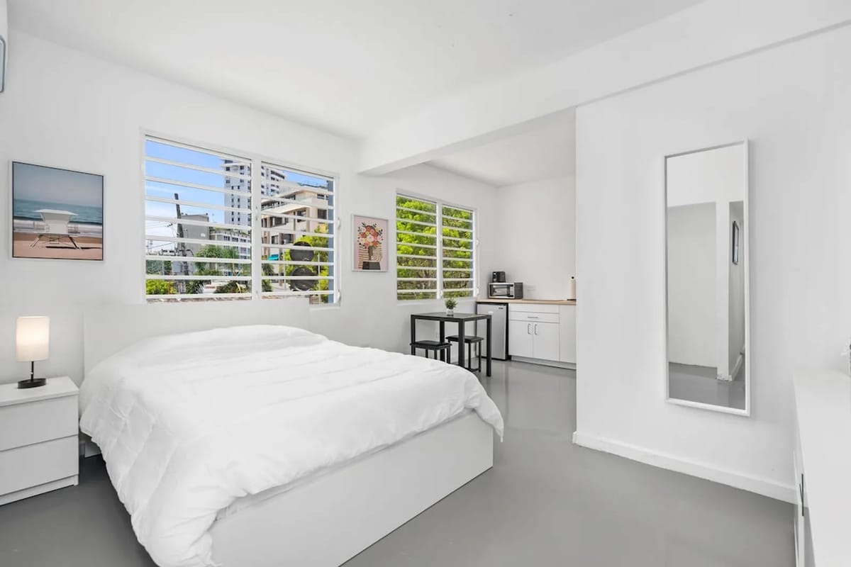 Las ventanas grandes aportan luz natural al estudio y enmarcan las vistas al exterior.