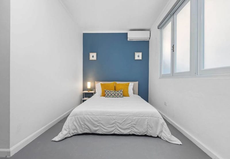 Dormitorio privado con cama queen y aire acondicionado