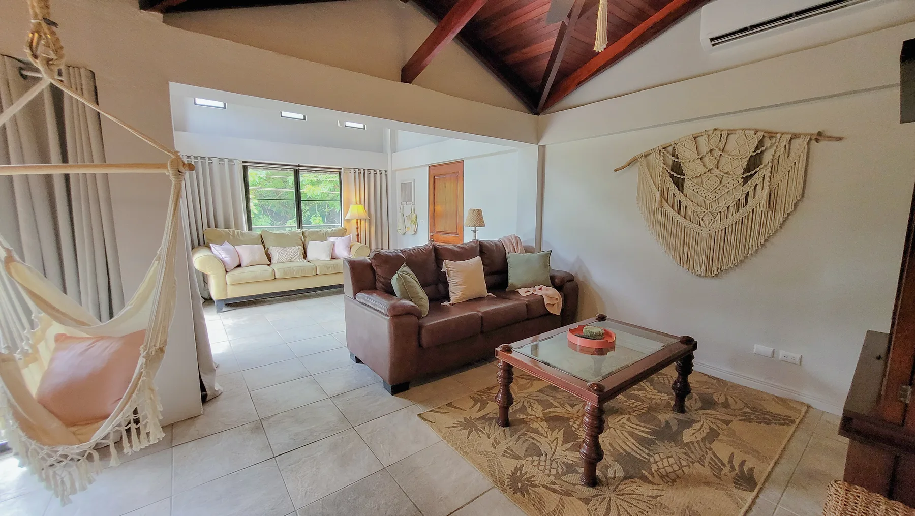 Open concept living room, dining room, and kichen