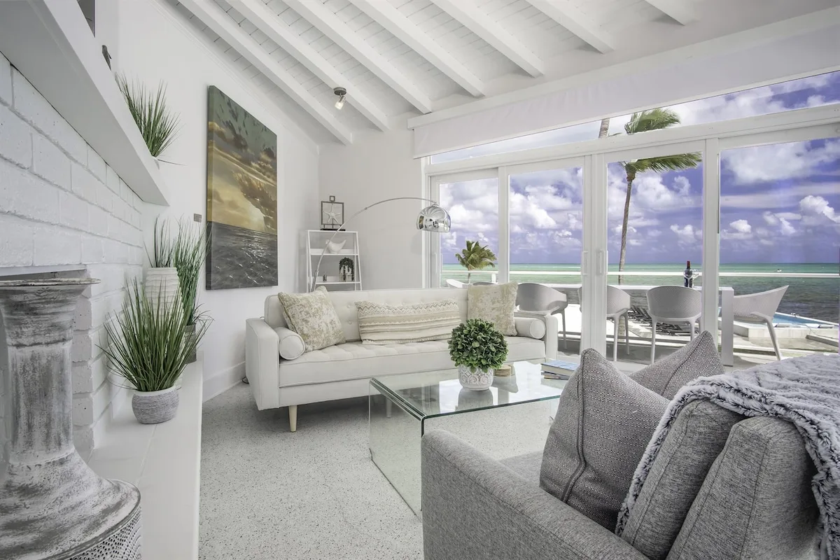 Sala con vista al mar