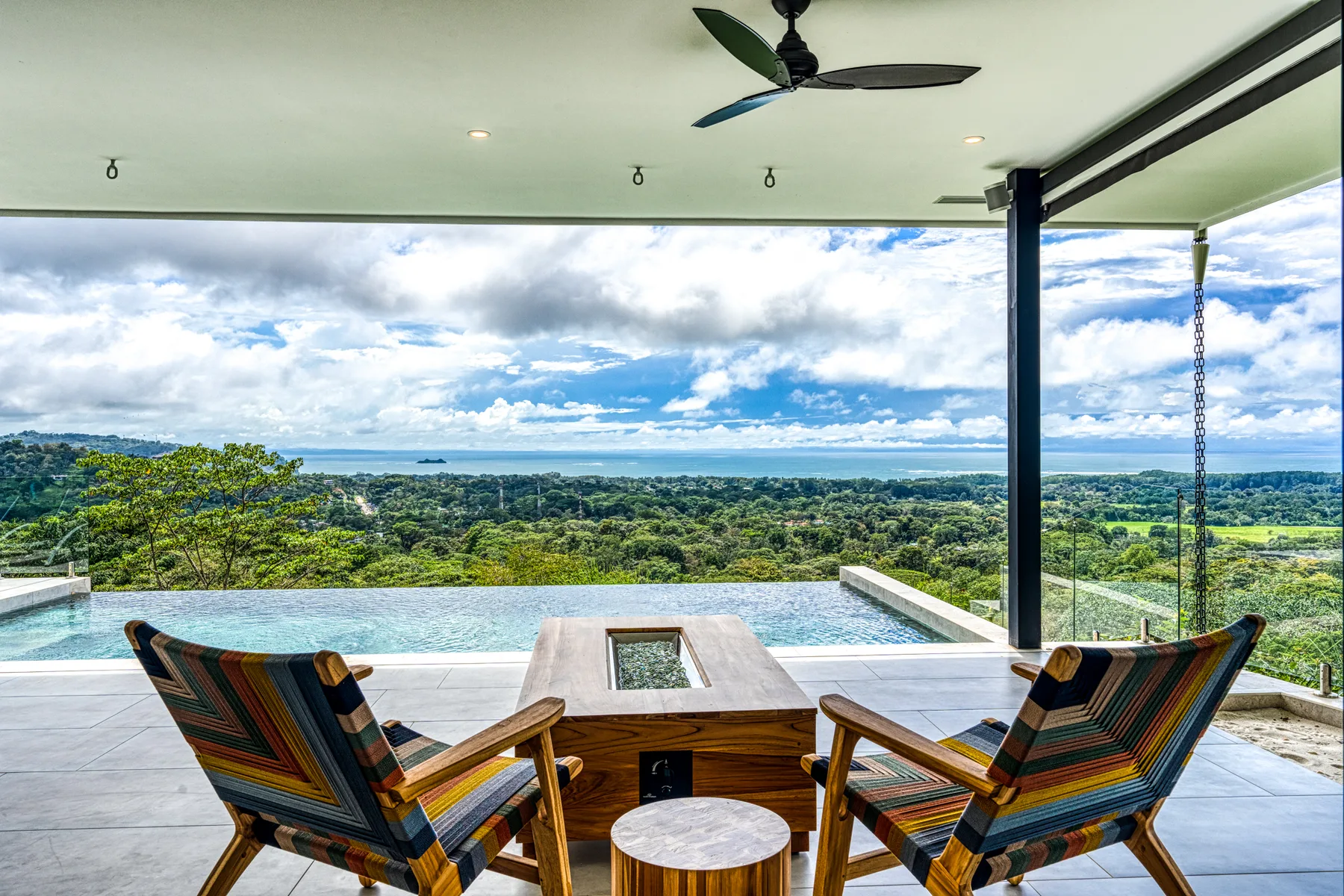 Terrace overlooking the pool and ocean
