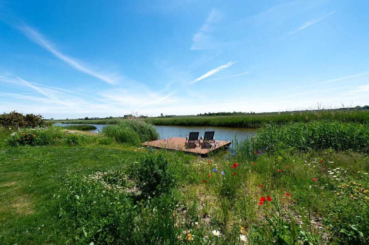 Vivienda vacacional de lujo con vistas panorámicas al paisaje de pólderes de Zelanda.