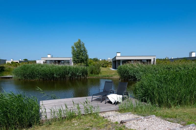 Villa junto al agua con plataforma de madera en Zelanda