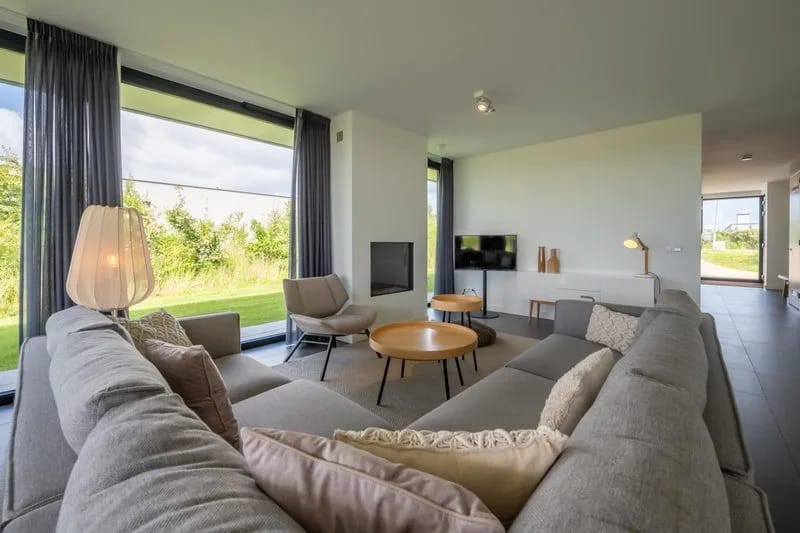 Salón con chimenea y televisión