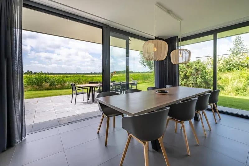 Zona de estar con vistas panorámicas y terraza en el jardín